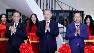 Tổng Bí thư, Chủ tịch nước Tô Lâm và các đại biểu thực hiện nghi thức cắt băng khánh thành Nhà Việt Nam tại Australia.