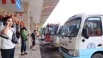 Xe khách hoạt động tại Bến xe Mỹ Đình.