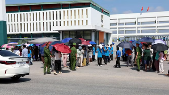 Các thí sinh ra về sau khi hoàn thành bài thi. 
