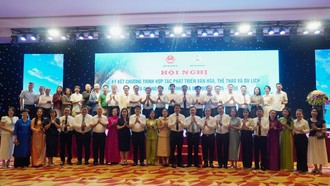 Đại biểu hai tỉnh Quảng Trị - Khánh Hòa tham dự hội nghị chụp ảnh lưu niệm.