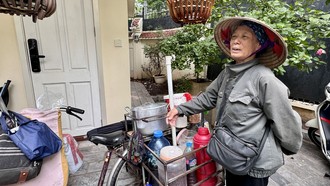 Bà Trần Thị Thơm với gánh hàng rong ruổi trên những con phố Hà Nội.