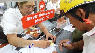 Người dân được chuyên viên hướng dẫn cụ thể trong quá trình thực hiện thủ tục hành chính tại xã Lệ Thủy. Ảnh: Hoàng Anh