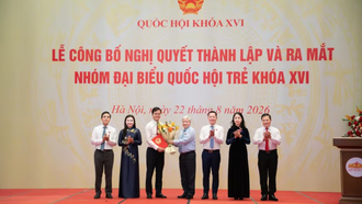 Phó Chủ tịch Thường trực Quốc hội Đỗ Văn Chiến tặng hoa Ban Thường trực Nhóm đại biểu Quốc hội trẻ khóa XVI. 