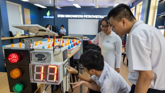 Trải nghiệm vận hành hệ thống đèn tín hiệu thông minh trong phòng thí nghiệm STEM.