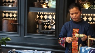 Chị Trần Thị Hiền tại Workshop nhuộm chàm