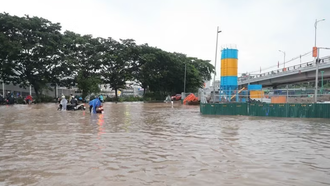 Ngập cục bộ trên phố Đàm Quang Trung sau cơn mưa lớn tại Hà Nội. 
