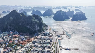 Quang cảnh tuyệt đẹp của thành phố Hạ Long với các đảo trên Vịnh Hạ Long bao bọc phía ngoài. 