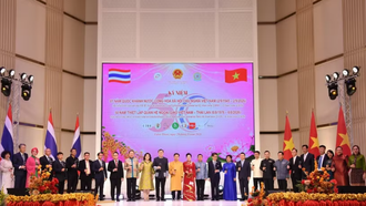 Tổng Lãnh sự Đinh Hoàng Linh cùng các vị khách mời, đại diện kiều bào nâng ly chúc mừng.