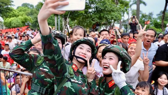 Các nữ chiến sỹ thông tin chụp ảnh kỷ niệm với người dân Hà Nội trước giờ tổng hợp luyện sự kiện A80. 