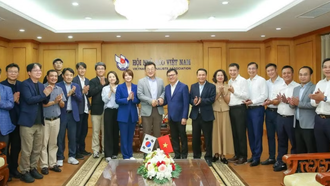 Các đại biểu chụp ảnh kỷ niệm.