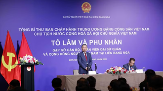 Tổng Bí thư, Chủ tịch nước Tô Lâm nói chuyện thân mật với cán bộ, nhân viên Đại sứ quán và đại diện cộng đồng người Việt Nam tại Nga.