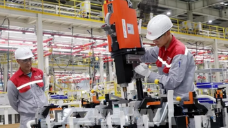 Công nhân sản xuất lắp ráp ôtô Skoda-thương hiệu ôtô đến từ Cộng hòa Séc đầu tư tại tỉnh Quảng Ninh. 
