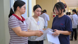 Thí sinh làm thủ tục dự thi tại điểm thi Trường Trung học phổ thông A Thanh Liêm, tỉnh Ninh Bình.