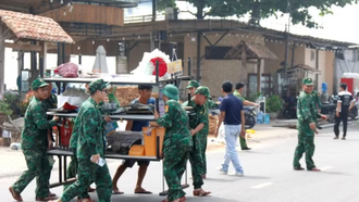 Cán bộ, chiến sỹ hỗ trợ người dân di dời tài sản đến nơi an toàn.