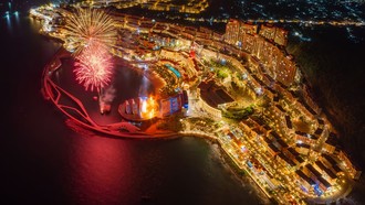Sunset Town rực rỡ trong ánh đèn đường phố và sắc màu pháo hoa nghệ thuật hàng đêm