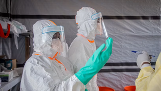 Nhân viên y tế làm việc tại trung tâm điều trị Ebola ở Bunia, tỉnh Ituri, CHDC Congo. 