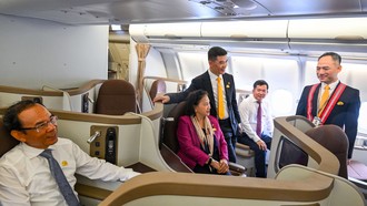 Nguyên Ủy viên Bộ Chính trị, nguyên Chủ tịch Quốc hội Nguyễn Thị Kim Ngân và ông Nguyễn Văn Nên, nguyên Ủy viên Bộ Chính trị, nguyên Bí thư Thành ủy TP HCM cùng lãnh đạo tỉnh An Giang, Lãnh đạo Đặc khu Phú Quốc cùng nhiều quan khách tham quan tàu bay thân rộng Airbus A330 vào chiều 22/9. Ảnh: Hoàng Hà