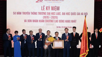 Trường Đại học Luật, Đại học Quốc gia Hà Nội đón nhận Huân chương Lao động hạng Nhất.