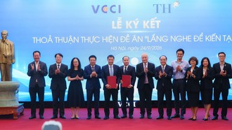 Các đại biểu tham dự Lễ ký kết hợp tác giữa VCCI và Tập đoàn TH chụp ảnh lưu niệm, chính thức khởi động Đề án “Lắng nghe để Kiến tạo"