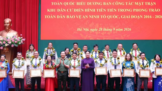 Thượng tướng Lê Văn Tuyến, Thứ trưởng Bộ Công an và Phó Chủ tịch, Tổng Thư ký Ủy ban Trung ương Mặt trận Tổ quốc Việt Nam Hà Thị Nga trao Bằng khen của Bộ trưởng Bộ Công an cho các tập thể và cá nhân điển hình tiên tiến trong phong trào toàn dân bảo vệ An ninh Tổ quốc, giai đoạn 2016-2026.