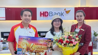 Khách hàng Mã Tiếp Ngân (giữa) bất ngờ khi trúng giải thưởng cao nhất của chương trình