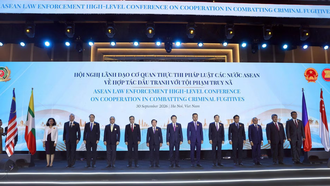 Bộ trưởng Lương Tam Quang với trưởng đoàn các nước ASEAN tại hội nghị.