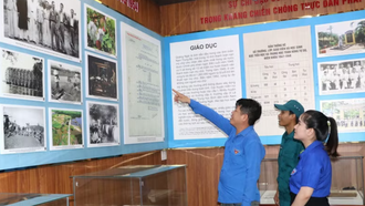 Tuổi trẻ Quảng Ngãi tham quan, tìm hiểu về cuộc đời sự nghiệp cụ Huỳnh thông qua tranh ảnh tại Nhà lưu niệm cụ Huỳnh Thúc Kháng ở xã Nghĩa Hành.