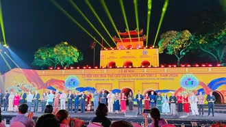 Trao Kỷ niệm chương tới các đoàn quốc tế tham gia Lễ hội Văn hóa Thế giới lần thứ II. 