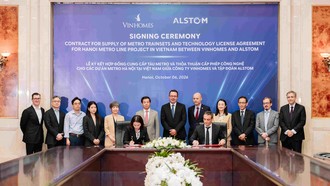 Bà Nguyễn Thu Hằng - Tổng Giám đốc Vinhomes (trái) và Ông Yann Maixandeau Giám đốc điều hành Alstom khu vực Đông Á, ký hợp đồng hợp tác giữa hai bên.