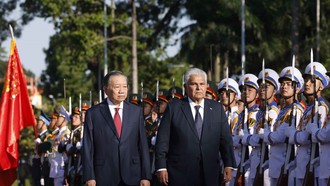 Tổng Bí thư, Chủ tịch nước Tô Lâm và Tổng thống Panama José Raúl Mulino duyệt đội danh dự. Ảnh: TTXVN
