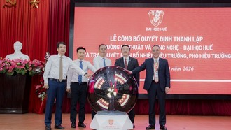 Các đại biểu ấn nút ra mắt thành lập Trường Kỹ thuật và Công nghệ - Đại học Huế.