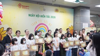 50 bộ tóc được trao tận tay đến các bệnh nhân ung thư ngay tại ngày hội