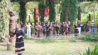 Đồng bào Tây Nguyên trình diễn dân ca, dân vũ tại không gian Vườn tượng Tây Nguyên 