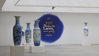 Không gian trưng bày các tác phẩm gốm và giấy tại triển lãm cá nhân “Thiên Hà Lam” của họa sĩ Trương Tân tại VCCA.