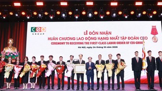 Lãnh đạo Tập đoàn CEO đón nhận Huân chương Lao động hạng Nhất. 