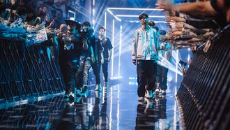 Đội hình T1 trước thềm trận đấu quan trọng với đại diện châu Âu MKOI. Ảnh: LoL Esports Photos