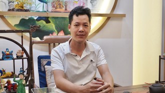 Anh Đặng Văn Hậu - người nghệ nhân trẻ mang khát vọng gìn giữ và phát triển tò he truyền thống trong đời sống đương đại.