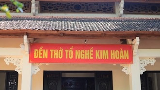 Xưởng đậu bạc của gia đình anh Quách Phan Tuấn Anh nằm bên trong đền thờ tổ nghề kim hoàn, thuộc khuôn viên đình làng Định Công. Ảnh: Anh Thư