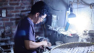 Ông Bình dành sự tỉ mỉ, tâm huyết cho từng sản phẩm làm ra. Ảnh: Phương Linh