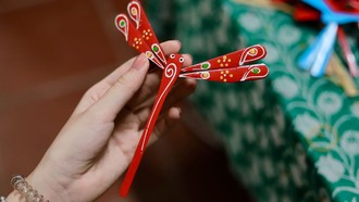 Sản phẩm thủ công hoàn thiện với màu sắc và hình vẽ bắt mắt. Ảnh: Anh Thư