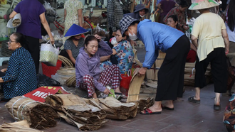 Khung cảnh mua bán tại chợ phiên làng Chuông