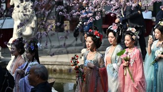 Những cô gái trẻ mặc trang phục Hán phục đi dọc bờ sông ở Thiên Tân, miền Bắc Trung Quốc. Ảnh: Xinhua