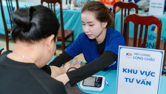 Nhân viên trung tâm tiêm chủng Long Châu tư vấn và khám sàng lọc trước tiêm.