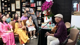 Trần Tiến say sưa hát tặng người mến mộ ông vào ngày 23/1 tại Nhà sách Cá Chép. Ảnh: TRUNG NGHĨA