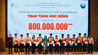 Trường IEC Quảng Ngãi trao học bổng cho học sinh đoạt giải nghiên cứu khoa học kỹ thuật 