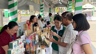 Khách hàng mua sắm tại "Phiên chợ Đặc sản bản địa"