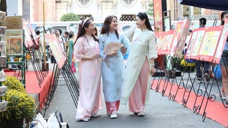 Mặc áo dài được nhiều người ưa chuộng trong các dịp sự kiện trọng đại, lễ tết, ngày kỷ niệm