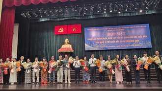 TPHCM khen thưởng các văn nghệ sĩ tiêu biểu - Ảnh: Minh Khang