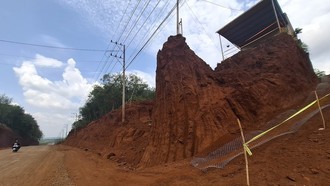 Căn nhà trở nên cheo leo, khiến chủ nhân phải "lót" lưới B40 để có thể chạy xe máy lên nhà. Ảnh: Lê Xuân Thọ