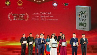 Ông Nguyễn Anh Dũng (thứ 2 từ phải qua) và cuốn sách "Tư duy mở" tại Giải thưởng Sách Quốc gia 